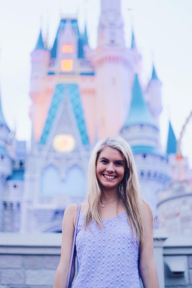 A full lookbook of what to wear to Disney, whether you're spending a getaway at Walt Disney World in Orlando or a holiday weekend at Disneyland. This Disney style outfits guide will ensure that you stay comfortable in style with Disney inspired outfit looks during full park days with a little added pixie dust. #disneystylefashion #cutedisneyoutfits #disneyworldoutfits #disneyparkslooks #moderndisneyoutfits #summerdisneylooks #disneyfashionlooks #whattoweartodisneyworld #disneylooksforwomen #disneylooks
