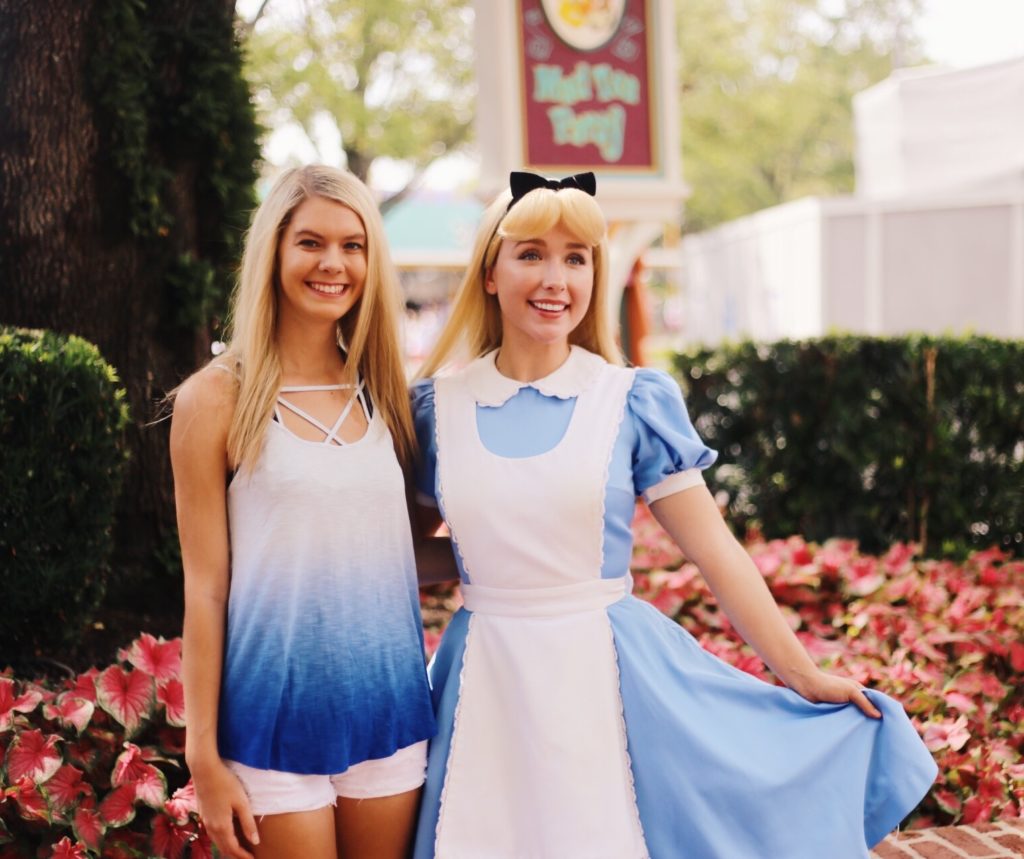 A full lookbook of what to wear to Disney, whether you're spending a getaway at Walt Disney World in Orlando or a holiday weekend at Disneyland. This Disney style outfits guide will ensure that you stay comfortable in style with Disney inspired outfit looks during full park days with a little added pixie dust. #disneystylefashion #cutedisneyoutfits #disneyworldoutfits #disneyparkslooks #moderndisneyoutfits #summerdisneylooks #disneyfashionlooks #whattoweartodisneyworld #disneylooksforwomen #disneylooks