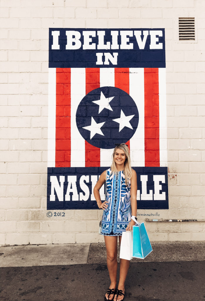 Travel guide to all my favorite things to see in Nashville 🐴✨ Window shop on 12 South, discover the best murals at The Gulch, indulge in brunch at Biscuit Love, enjoy a night out on South Broadway. Sharing my tips for things to in Nashville, best Nashville photography locations, my favorite Nashville neighborhoods, outfits for perfect Nashville style and Nashville restaurants for the ultimate Nashville Tennessee vacation. 