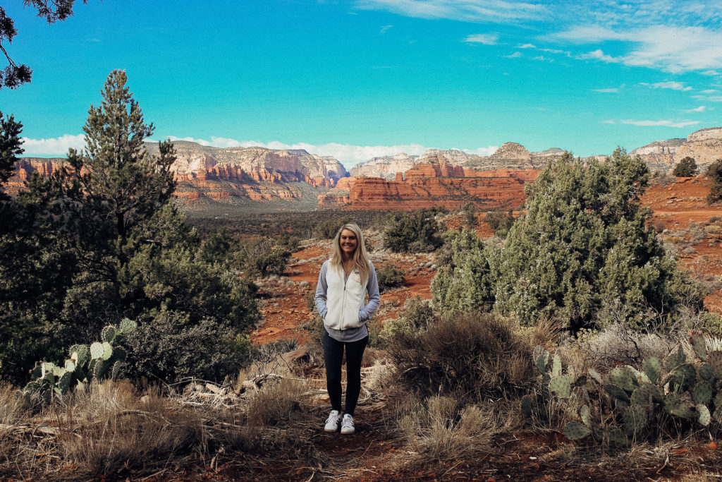 The best Sedona Arizona hike ✨ Read on for everything you need to know about this breathtaking Arizona hike. I’m sharing hiking tips, the best photo spots and views in Sedona Arizona #sedona #sedonahikes #arizonahiking #arizonavacation #hikingsedona