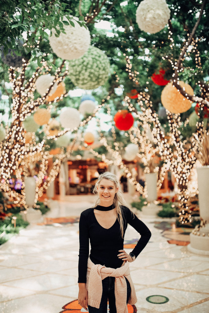Vegas travel tips for all my favorite things to in Las Vegas Nevada 🎲✨ Explore the top Las Vegas hotels, from the Wynn to the Bellagio to Caesar’s Palace. Dine at Las Vegas restaurants for every budget, from trendy cheap eats at Taco Bell Cantina to fine dining at Gordon Ramsay’s Hell’s Kitchen. Explore my Vegas to do list of all my favorite Vegas photography locations and find the cutest going-out outfits for Vegas. #lasvegastravel #vegasonabudget