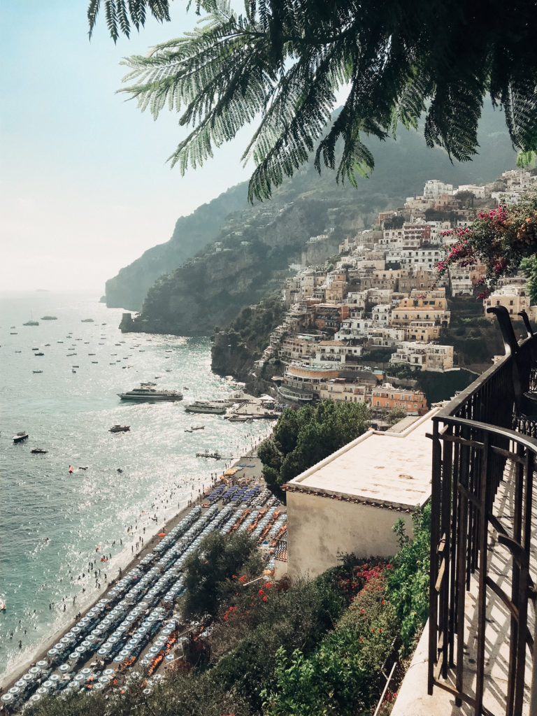 The ultimate travel guide to the cutest town on the Amalfi Coast: Positano Italy ✨Spend a long weekend soaking up the sun at Spiaggia Grande. Indulge in an aperol spritz (or two) at the world famous Franco’s Bar at the Le Sirenuse Hotel. Dine on gnocchi and lemon cake with spectacular views of the Thyrennian Sea from Hotel Poseidon’s Il Tridente Restaurant. I’m sharing all my picks for Positano restaurants, Positano outfits, things to do in Positano, Positano beaches, Positano Italy hotels and Positano Instagram photography spots. Soak up la dolce vita in the most glamourous part of Italy with my Positano recommendations as your guide. #positano #amalficoast #italytravel