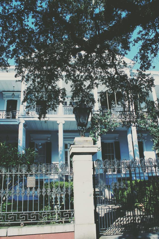 The ultimate New Orleans travel guide to a spooky weekend well spent in the Big Easy 👻✨ Explore southern charm in the Garden District, dine at the best gumbo restaurants in the French Quarter, snap a picture in front of the iconic AHS Coven house, and snack on midnight New Orleans beignets at Cafe du Monde with my New Orleans travel tips. Learn all the best New Orleans food spots, New Orleans photography locations, and NOLA hotels for an unforgettable New Orleans aesthetic weekend. #neworleans #nola
