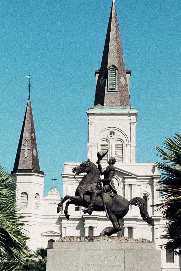 The ultimate New Orleans travel guide to a spooky weekend well spent in the Big Easy 👻✨ Explore southern charm in the Garden District, dine at the best gumbo restaurants in the French Quarter, snap a picture in front of the iconic AHS Coven house, and snack on midnight New Orleans beignets at Cafe du Monde with my New Orleans travel tips. Learn all the best New Orleans food spots, New Orleans photography locations, and NOLA hotels for an unforgettable New Orleans aesthetic weekend. #neworleans #nola | Jackson Square