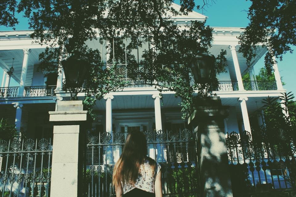 The ultimate New Orleans travel guide to a spooky weekend well spent in the Big Easy 👻✨ Explore southern charm in the Garden District, dine at the best gumbo restaurants in the French Quarter, snap a picture in front of the iconic AHS Coven house, and snack on midnight New Orleans beignets at Cafe du Monde with my New Orleans travel tips. Learn all the best New Orleans food spots, New Orleans photography locations, and NOLA hotels for an unforgettable New Orleans aesthetic weekend. #neworleans #nola