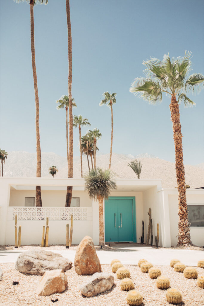 Sharing honest reflections of a weekend in Palm Springs in my Palm Springs travel guide 🌴 My Palm Springs travel diary features everything I loved and didn’t love about my trip to the California desert. The mid-century modern Palm Springs style is definitely worth the trip ✨#palmsprings #california