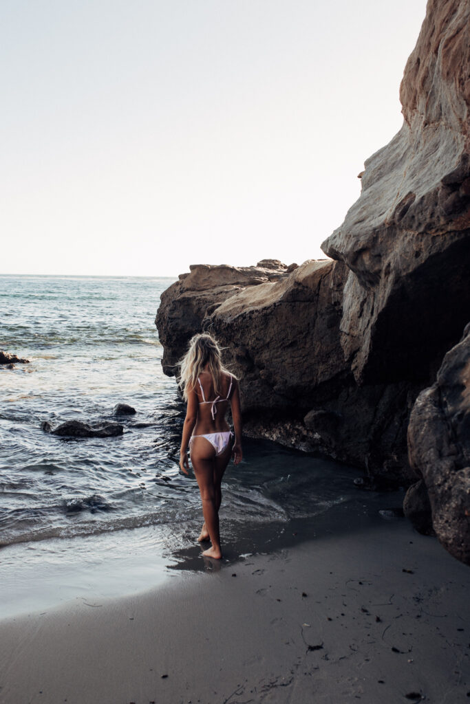 our guide to the best Southern California beaches in Orange County 🌊✨ Explore turquoise tide pools in Laguna Beach California, catch a picture-perfect California sunset in Newport California, or live out your surfer dreams in Huntington Beach California. I’m sharing all the best beaches in California and some hidden gems that are some of Orange County’s best kept secrets ✨ #visitcalifornia #orangecounty #bestbeaches